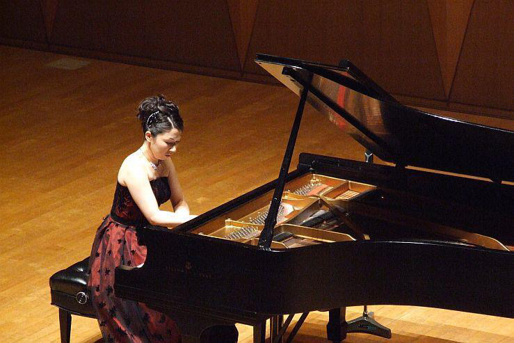 小さい子がピアノを弾いている様子